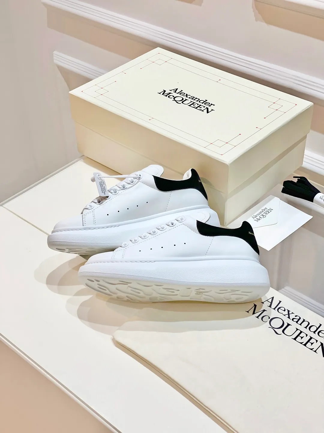 👟👟Ex-factory price 560👟👟 𝐀𝐥𝐞𝐱𝐚𝐧𝐝𝐞𝐫 𝐌𝐜𝐐𝐮𝐞𝐞𝐧A must-have for going out ~ full of confidence. McQueen white shoes are versatile and can instantly elongate your proportions. The long legs that fill the screen make you confident, sweet and cool, and can be controlled by both male and female gods, making you look better as you wear them. ⭐Shoe upper material: first-layer cowhide ⭐Shoe lining material: sheepskin ⭐Available sizes: 35-40, male 39-45 (female 40, male 45 customized)